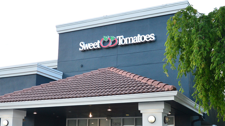 Exterior of a Sweet Tomatoes restaurant