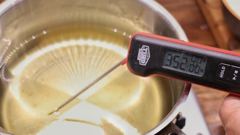 thermometer reading 352 in pot of oil